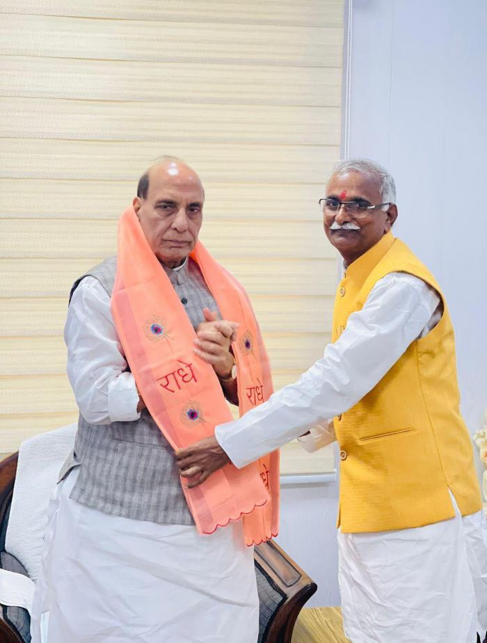 Shri Chandra Shekhar Singh honors Defence Minister Shri Rajnath Singh